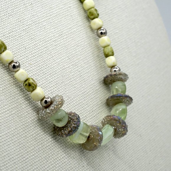 Jade color natural stone necklace with leaves stone accents. - Picture 4 of 5
